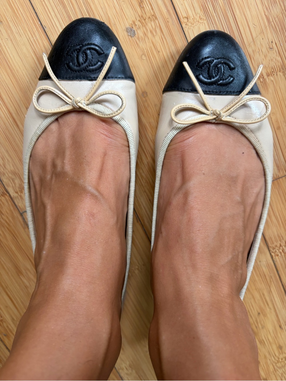 CHANEL Beige Leather Ballet
Flats with Black Cap authentic✨Size 38 Eur - Picture 3 of 11